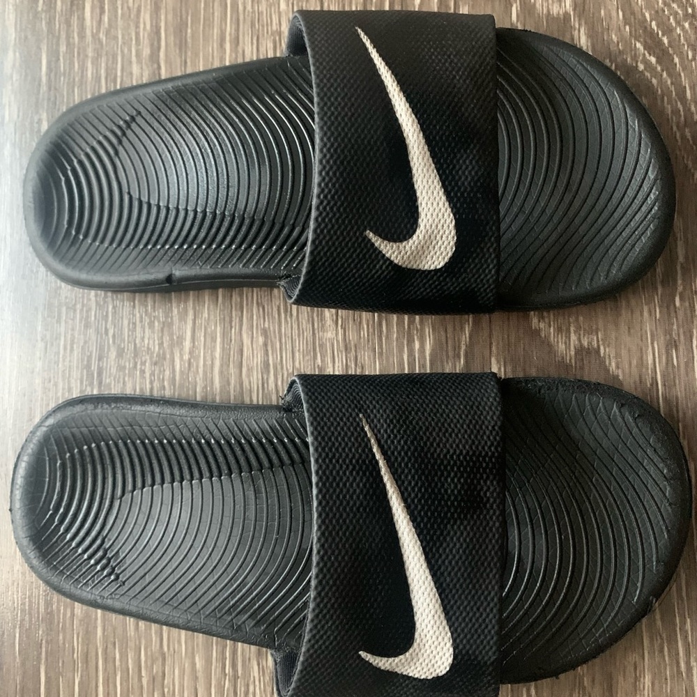 Boys Nike flip flops